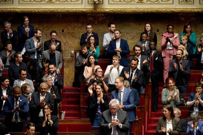 Les députés de la Nupes applaudissent après le discours de la présidente du groupe La France insoumise, Mathilde Panot, à l’Assemblée nationale, à Paris, le 23 octobre 2022. 