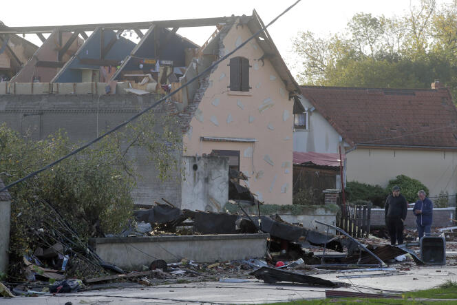 Des riverains à proximité d’une habitation dont le toit a été arraché par les violents orages à Bihucourt (Pas-de-Calais), lundi 24 octobre 2022.