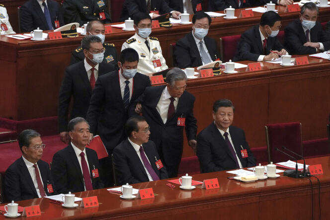 Der frühere chinesische Präsident Hu Jintao verlässt den 20. Parteitag in Peking, 22. Oktober 2022.