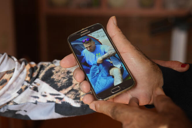 Santiago Sanchez montre un téléphone avec une photo de famille de son fils, Santiago Sanchez, à son domicile à Henches, en Espagne, lundi 24 octobre 2022. 