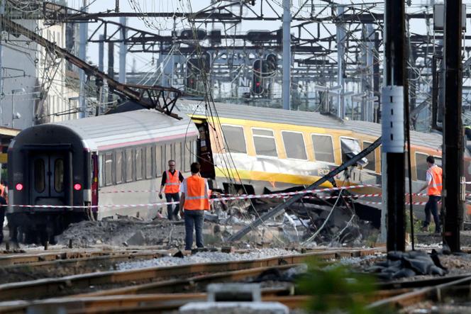 Des secouristes interviennent sur les lieux de l’accident ferroviaire à la station de Brétigny-sur-Orge, en région parisienne, le 12 juillet 2013. 