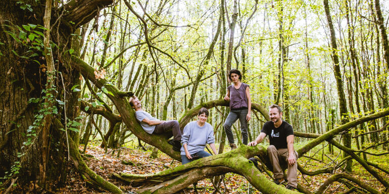 Les membres du groupement forestier « Lu Picatau », photographiés dans la forêt de Saint Martin Le Pin en Dordogne, le 19 octobre 2022 : dans l'ordre, de gauche a droite, Etienne MERIAUX, Marguerite VILLEDEY, Julia DEMARQUE et Emmanuel REPERANT.