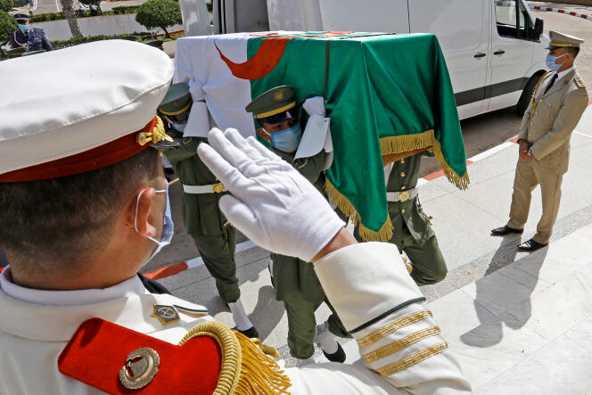 Un cercueil contenant des restes humains rendus à l’Algérie en juillet 2020.