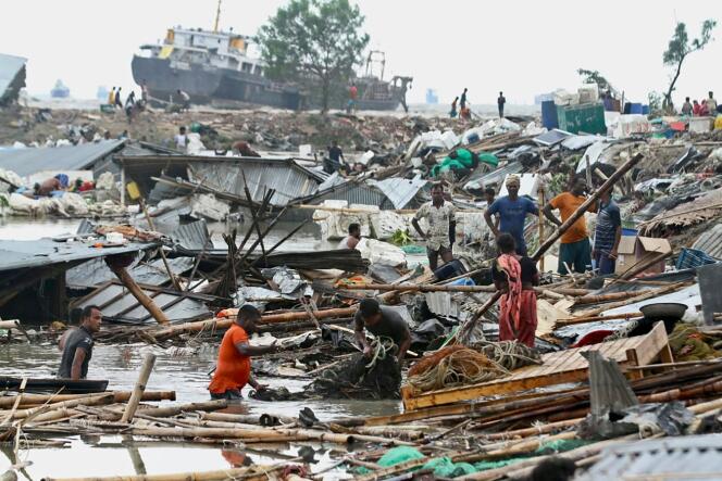 Des habitants fouillent les décombres de leurs habitations après le passage du cyclone Sitrang à Chittagong, au Bangladesh, mardi 25 octobre 2022. 