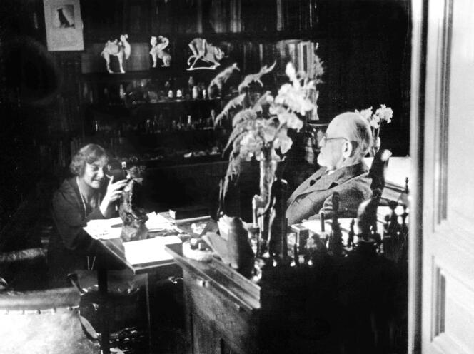 Marie Bonaparte prenant en photo Sigmund Freud, dans le bureau de ce dernier, à Vienne (Autriche), en 1937.
