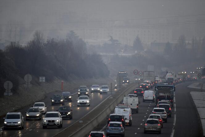 Des embouteillages au deuxième jour des mesures de restriction de circulation antipollution à Lyon, le 24 janvier 2017.