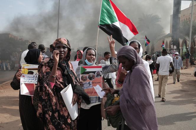 Manifestation pour demander le retour à un régime civil près d’un an après le coup d’Etat militaire mené par le général Abdel Fattah Al-Bourhane, à Khartoum, au Soudan, le 21 octobre 2022.
