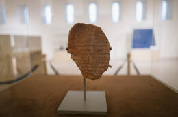 Irak, Bagdad, le 5 juillet 2022. Musée national de Bagdad. Section antiquités et arts pré islamique. Voici la "Gilgamesh dream tablet" qui daterait entre 1732 et 1460 avant JC. Cette tablette a été récupérée par le musée après avoir disparu lors de pillage notamment après l'arrivée des américains en 2003.