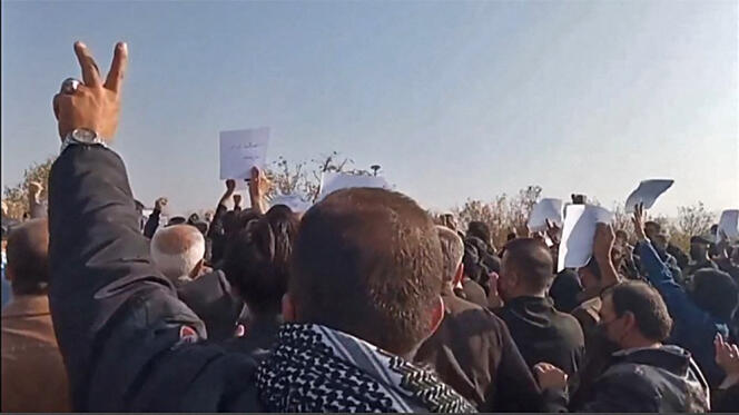 Las capturas de pantalla publicadas en Internet por un manifestante el miércoles (26 de octubre) muestran a personas marchando hacia el cementerio de Aichi en Saqqez, la ciudad natal de Mahsa Amini, en la provincia de Kurdistán, al oeste de Irán, para conmemorar los cuarenta días de su muerte. 