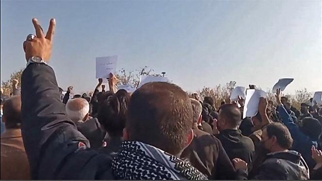 Des captures d’images publiées sur Internet par un manifestant, mercredi 26 octobre, montrent des personnes marchant vers le cimetière d’Aichi à Saqqez, la ville natale de Mahsa Amini, dans la province du Kurdistan, dans l’ouest de l’Iran, pour marquer les quarante jours de sa mort. 