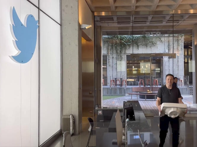 This screenshot of a Twitter message from Elon Musk shows the billionaire entering the social network's headquarters with a sink, in San Francisco, on October 26, 2022.