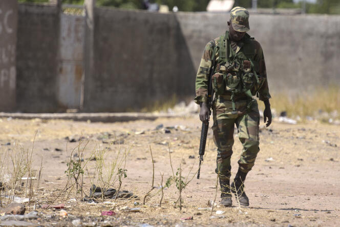 Un militaire sénégalais patrouille près de la frontière avec la Gambie, en janvier 2017.