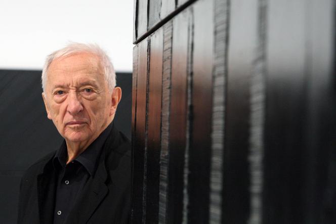Pierre Soulages à côté de l’une de ses œuvres, au Centre Pompidou, à Paris, le 12 octobre 2009. 