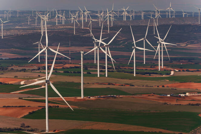 Un parc éolien à Villar de los Navarros, dans la province de Saragosse, en Espagne, le 5 avril 2022. 