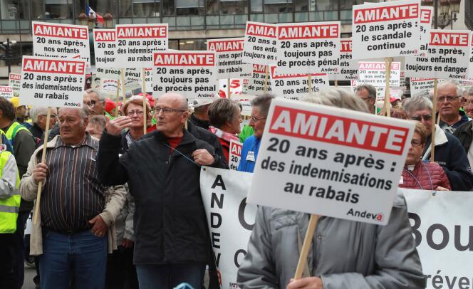Des membres de l’Association nationale de défense des victimes de l’amiante du Nord-Pas-de-Calais manifestent pour réclamer un procès pour juger les responsables des victimes de l’amiante en France, le 7 octobre 2016, à Paris.