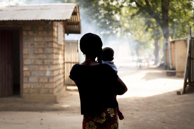 Une femme tombée enceinte après avoir été violée par des rebelles, à Paoua, en Centrafrique, en décembre 2021. 