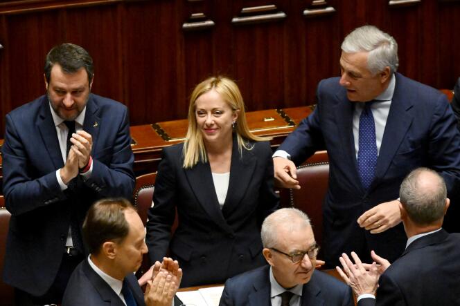 Die neue Präsidentin des italienischen Rates, Giorgia Meloni, wird nach ihrer ersten Rede vor dem Parlament in Rom am 25. Oktober 2022 bejubelt. 