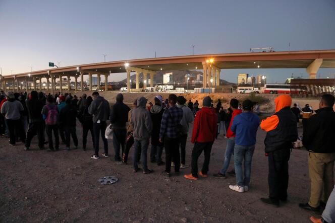 Venezuelan migrants stand facing the US border in Ciudad Juarez, Mexico. October 25, 2022.
