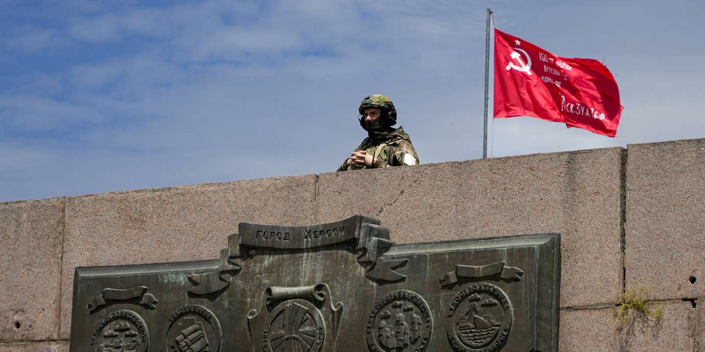 In Kherson, Volodymyr Zelensky’s adviser says Russians and Ukrainians will fight “fierce battles”.