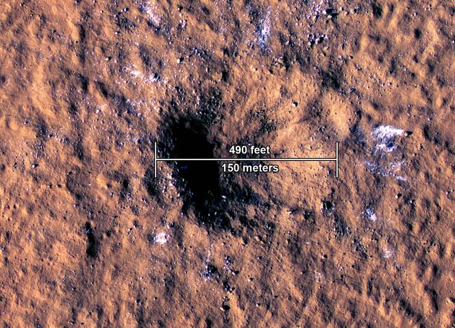 De krater, ongeveer 150 meter in diameter en 20 meter diep, werd op 24 december 2021 veroorzaakt door een meteoriet op Mars.