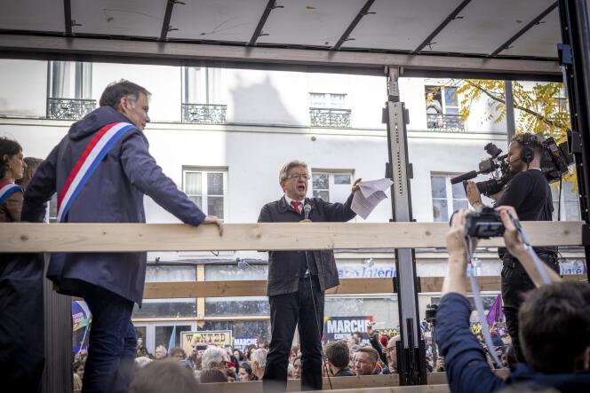 Le premier secrétaire du Parti socialiste, Olivier Faure, et Jean-Luc Mélenchon à l’occasion de la marche « contre la vie chère et l’inaction climatique » organisée par la Nupes, à Paris, le 16 octobre 2022.