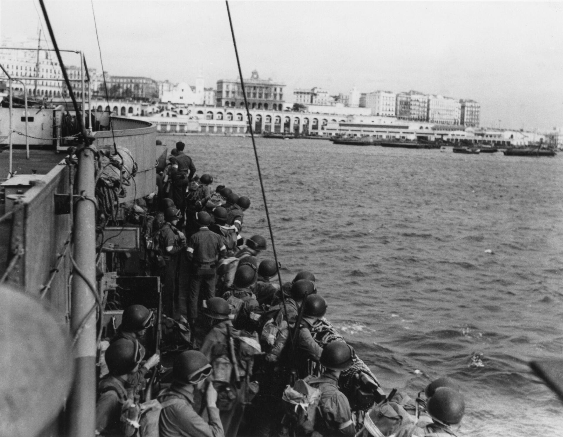 Troupes américaines sur le pont d’un navire de transport entrant dans le port d’Alger en novembre 1942 pendant l’opération « Torch ».