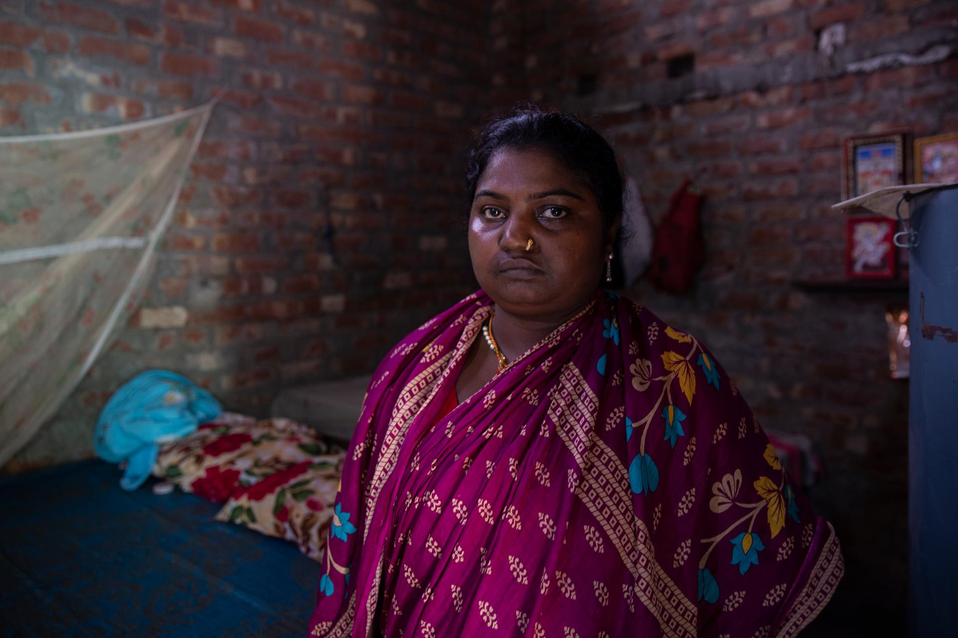 Urmila Devi Pandit, 35 ans, dans sa maison à Rupaitha, au Népal, le 28 septembre. Son époux, Budhan Pandit, est décédé au Qatar.