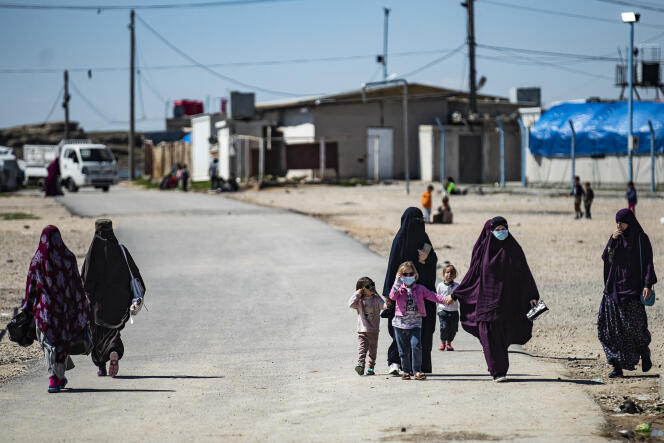 Des femmes et des enfants marchent dans le camp de Roj, où sont détenus les proches de personnes suspectées d’appartenir au groupe Etat islamique (EI), au nord-est de la Syrie, le 28 mars 2021.