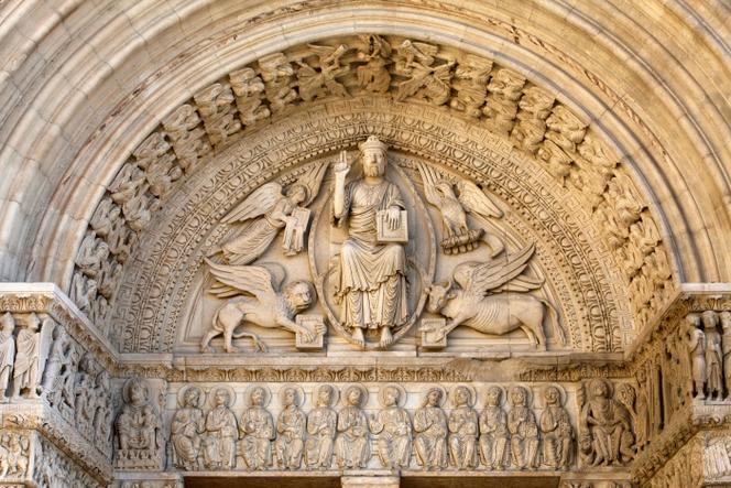 Tympan de Saint-Trophime d’Arles représentant le Christ tenant sur ses genoux la Bible. Il est entouré par les symboles classiques des quatre évangélistes.
