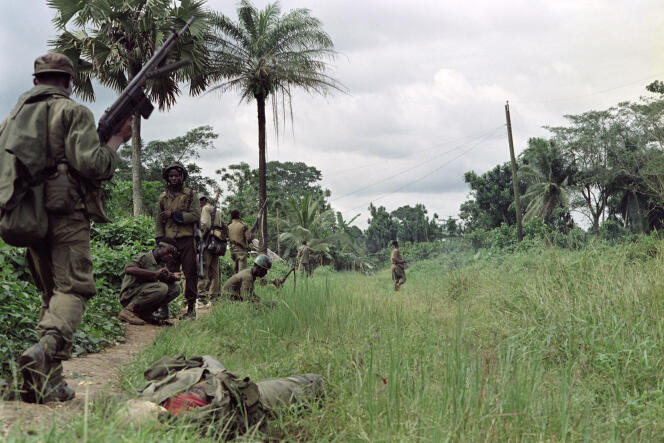 Des membres de l’Ulimo patrouillent dans la région à la recherche de membres du Front national patriotique du Liberia, le 27 octobre 1992, au nord de Monrovia.