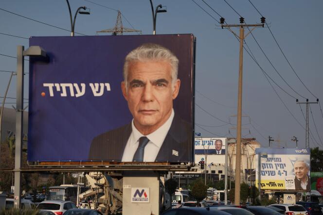 Une affiche électorale du leader du parti Yesh Atid, Yaïr Lapid, à Tel-Aviv, le 27 octobre 2022, avant les élections générales de novembre.
