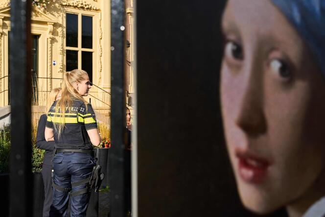 Une policière se tient devant le musée Mauritshuis, à La Haye, le 27 octobre 2022. 