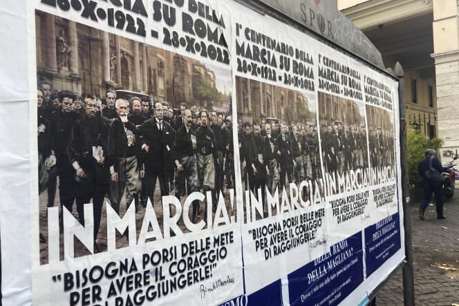 Des affiches commémorant le 100e anniversaire de la Marche sur Rome, dans la capitale italienne, le 27 octobre 2022.