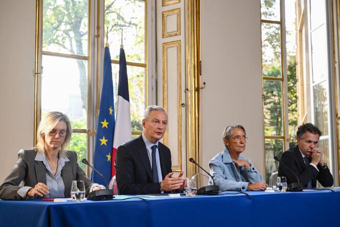 Agnès Pannier-Runacher, Bruno Le Maire, Elisabeth Borne y Christophe Béchu durante una conferencia de prensa en el hotel Matignon de París, el 27 de octubre de 2022.