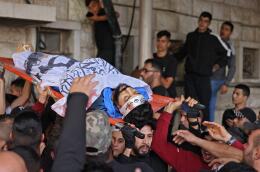 Mourners carry the body of a Palestinian who was among those killed in an overnight Israeli raid, during his funeral in the occupied West Bank city of Nablus on October 25, 2022. Six Palestinians were killed and nearly 20 others injured in sweeping raids by Israeli forces in the occupied West Bank, the Palestinian Health Ministry said. Israeli Prime Minister Yair Lapid said that Wadih Al Houh, a militant leader of a new coalition of Palestinian fighters dubbed "The Lions' Den", had been among those killed in the northern West Bank city of Nablus. (Photo by RONALDO SCHEMIDT / AFP)