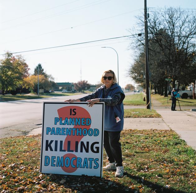Roselyne, institutrice à la retraite et militante anti-IVG. « Le Planning familial tue-t-il les démocrates ? », peut-on lire sur sa pancarte.