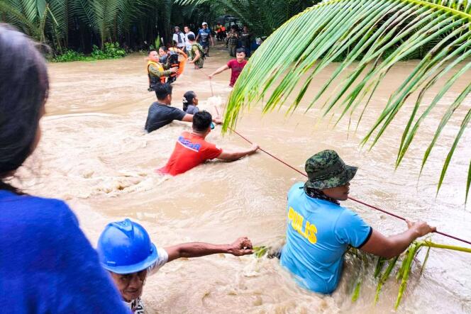 Des sauveteurs viennent en aide à la population à Kalamansig dans la province de Sultan Kudarat après les inondations qui ont frappé le sud des Philippines, le vendredi 28 octobre 2022.