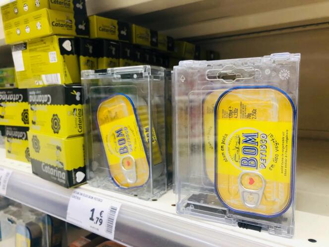 Le scatole di tonno sono dotate di serrature per far fronte a una recrudescenza di furti in un supermercato portoghese.