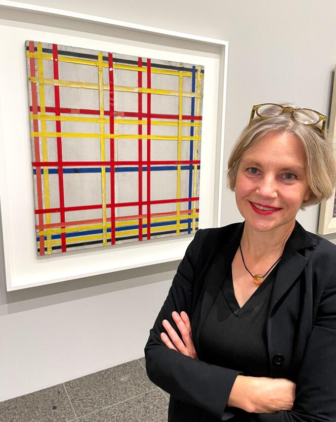 La conservatrice Susanne Meyer-Büser devant une toile de Piet Mondrian 