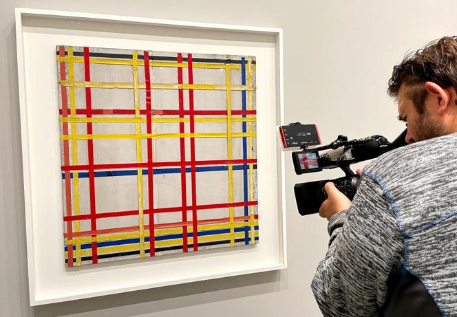 Mondrian pop-up・monumental　Piet Mondrian Amazon.com: Mondrian, pop-up monumental: 9782358321860