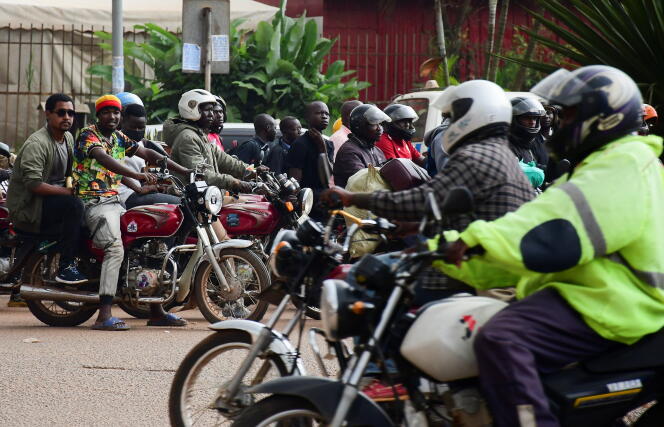 Des taxis-motos à Kampala, en Ouganda, en mai 2022.
