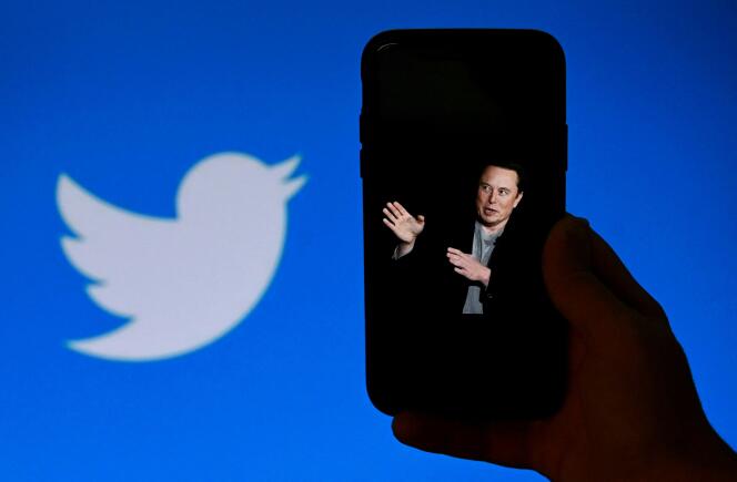 Une photo d’Elon Musk sur un téléphone et le logo Twitter affiché en arrière-plan, à Washington, le 14 october 2022.