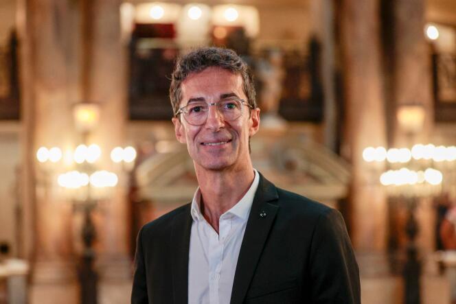 Le nouveau directeur de la danse de l'Opéra de Paris, le danseur et chorégraphe espagnol José Martinez, pose au Palais Garnier, à Paris, le 28 octobre 2022.