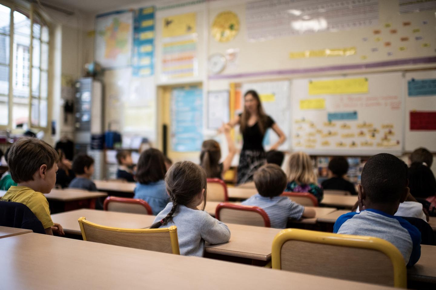France's test school uniform to consist of blue sweater and grey pants