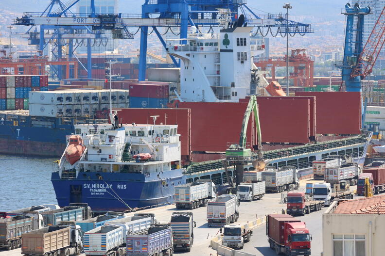 Russian-flagged bulk carrier SV Nikolay is unloaded at Izmir port in Turkey June 25, 2022. REUTERS/Yoruk Isik