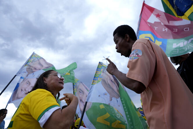 Un enfrentamiento entre partidarios del presidente brasileño Jair Bolsonaro (izquierda) y partidarios del exjefe de Estado Luiz Inácio Lula da Silva durante la campaña electoral en Brasilia el 27 de octubre de 2022. 