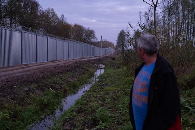 Tadeusz Sloma, emerytowany rolnik i mieszkaniec wsi Minkows na Podlasiu, 25 października 2022 r. Jego dom graniczy z nowym murem antyinfiltracyjnym na granicy białoruskiej. 