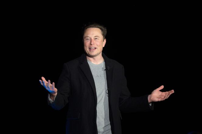 Elon Musk en conférence de presse sur une base de SpaceX, à Boca Chica Village, au Texas, le 10 février 2022.