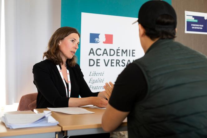 Thomas L., 27 ans, s’inscrit aux journées de recrutement des contractuels de l’éducation nationale, afin de devenir professeur d’espagnol en parallèle de son master de langues, à Versailles, le 1ᵉʳ juin 2022. 