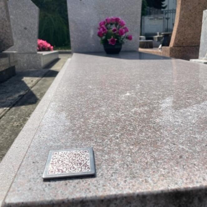 « Dans les années 2010, les QR codes ont commencé à fleurir sur les tombes » (Photo : QR code sur une pierre tombale au cimetière de Courtisols dans la Marne).